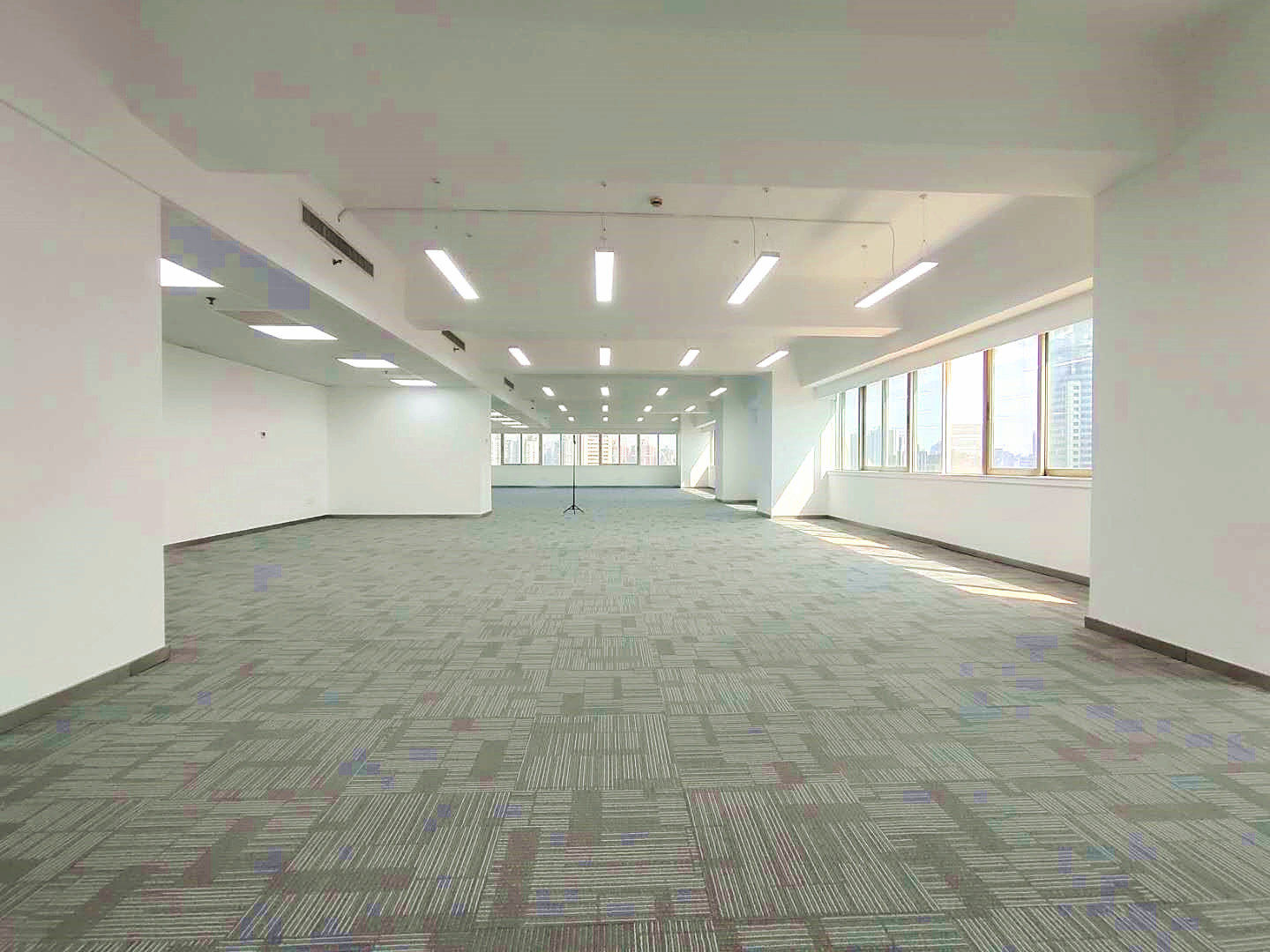 鸿运大厦253平米办公室出租_3.46元/m²/天