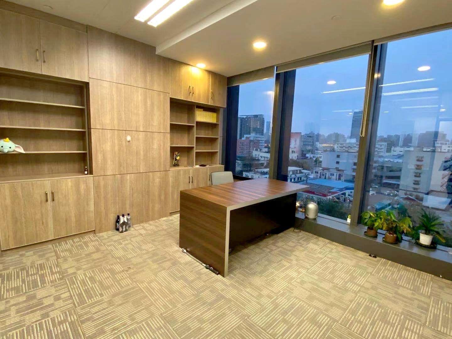 上海绿地中心绿地中心2条地铁　精装修3隔间，送家具