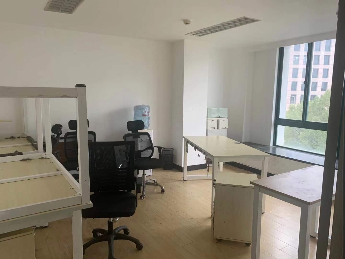 东华大学国家大学科技园2号线带办公家具，设施齐全，户型方正，无柱子