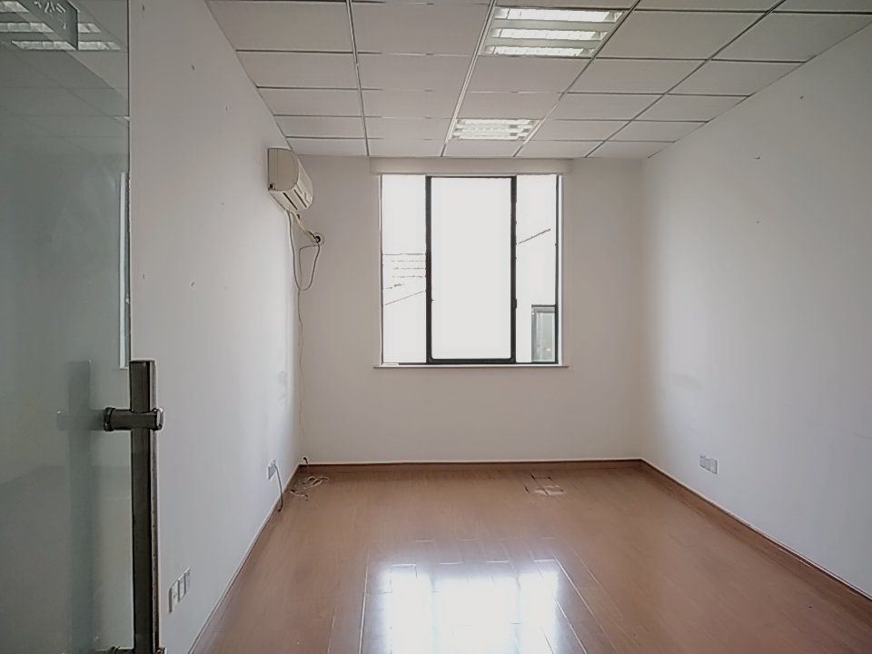 华庆商务楼135平米办公室出租_4.30元/m²/天