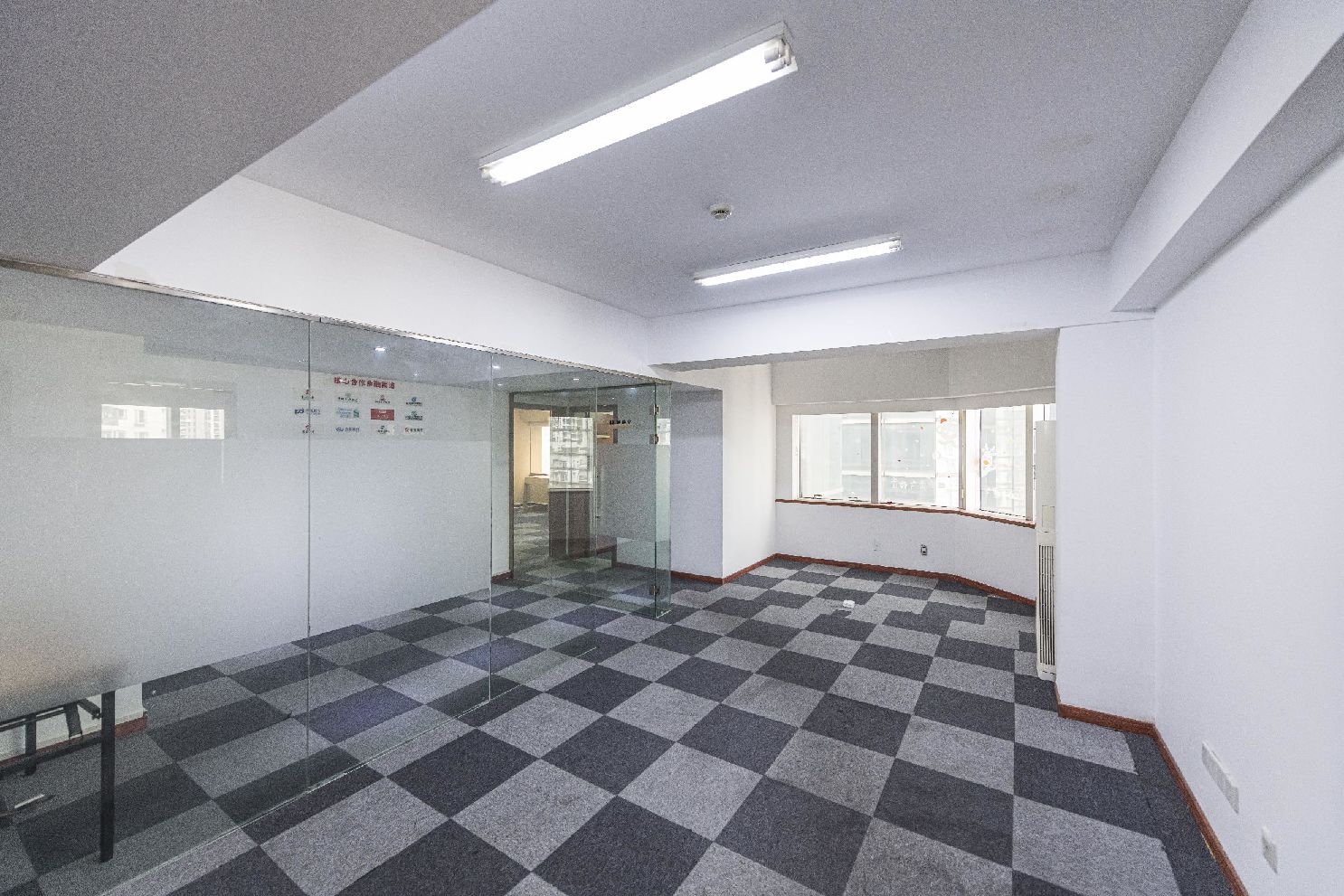 汤臣商务中心大厦193平米办公室出租_3.55元/m²/天
