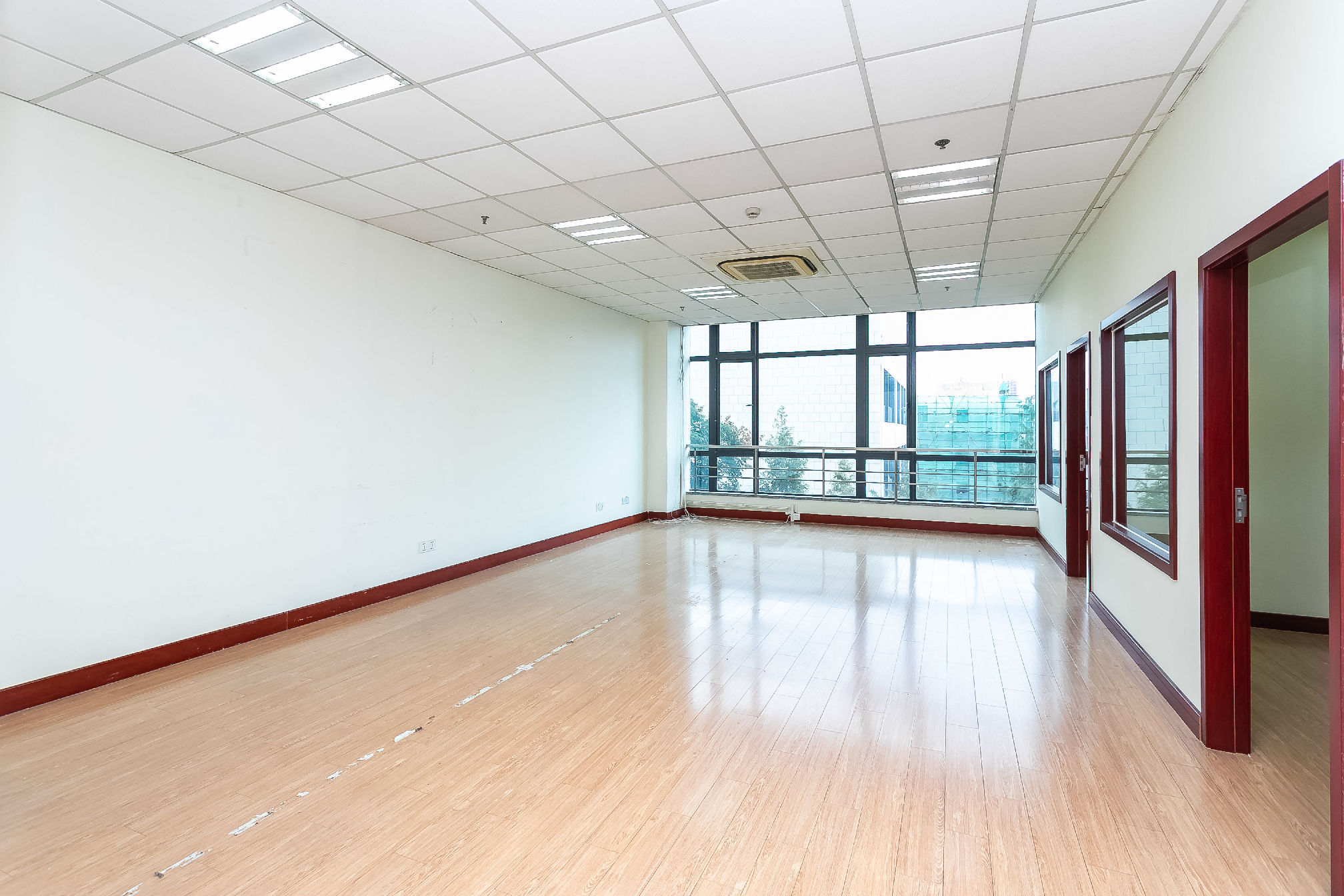 新华园156平米办公室出租_2.40元/m²/天
