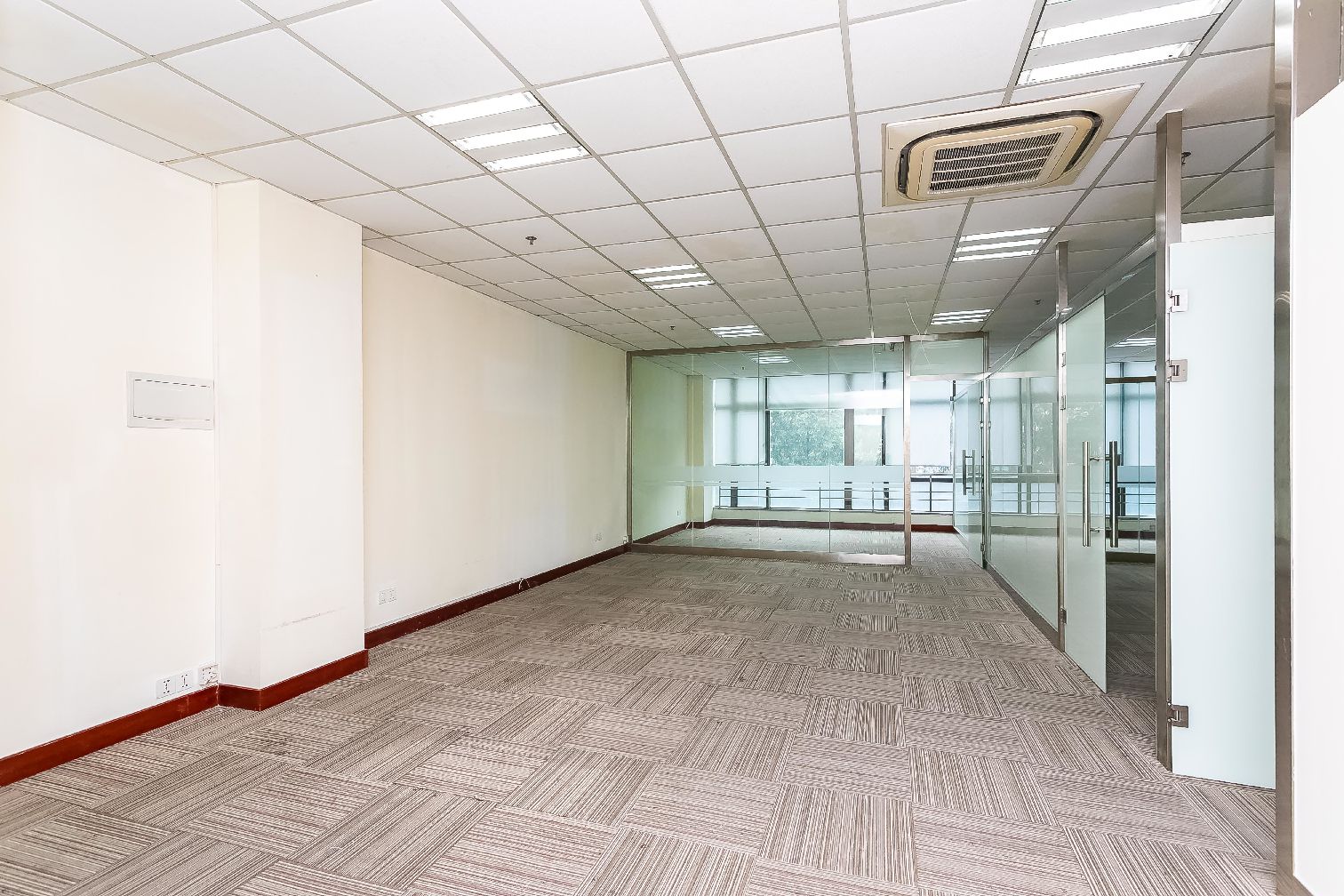 新华园152平米办公室出租_2.50元/m²/天
