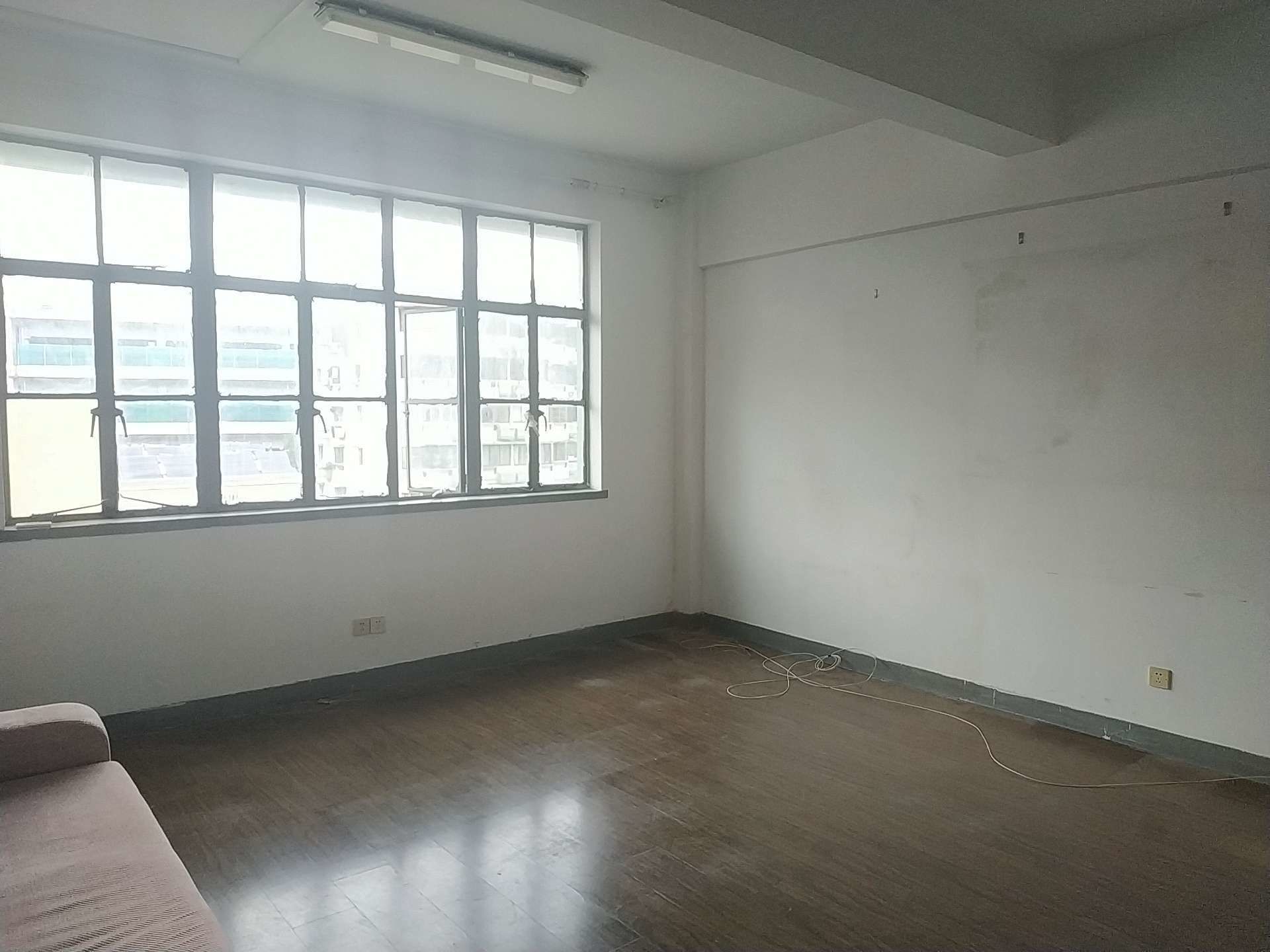 晟泓商务楼124平米办公室出租_2.40元/m²/天