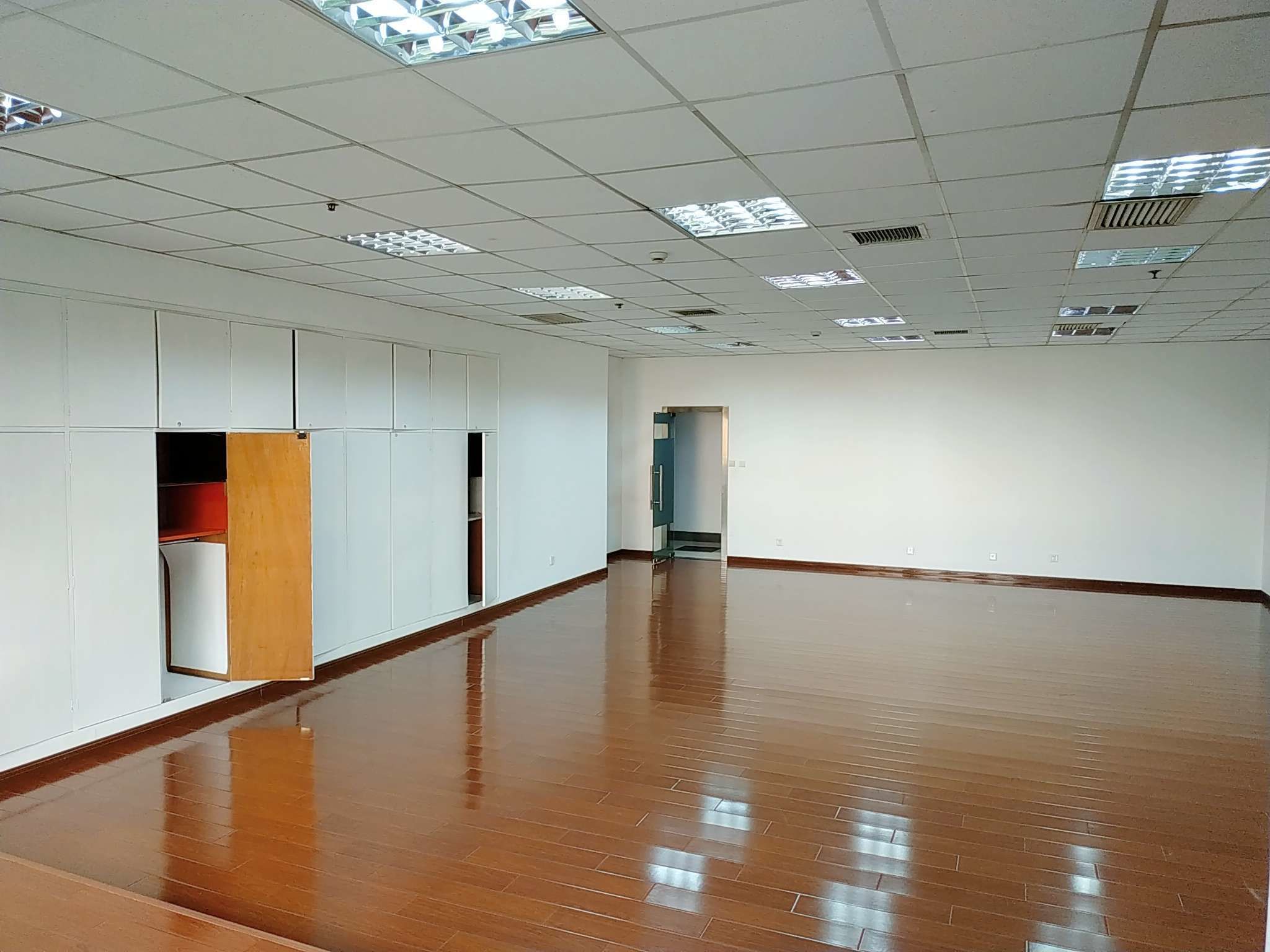东方明珠涉外商务楼133平米办公室出租_3.20元/m²/天