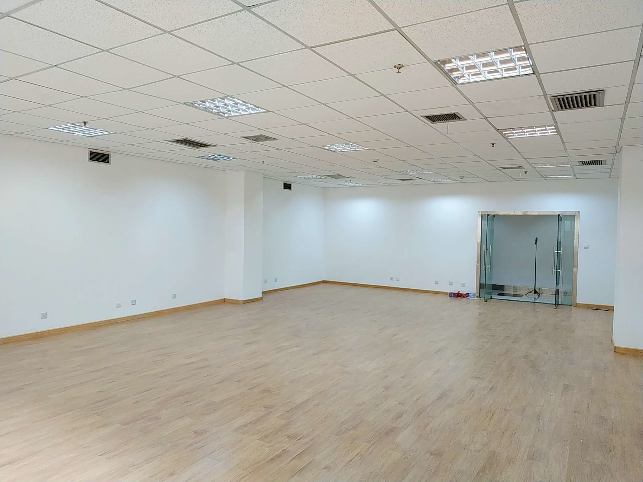 东方明珠涉外商务楼144平米办公室出租_3.00元/m²/天