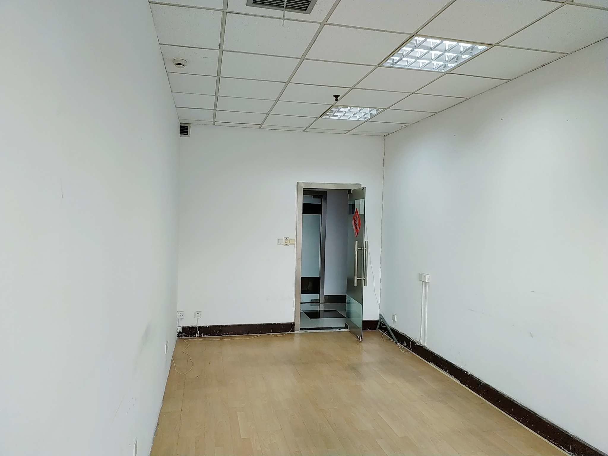 东方明珠涉外商务楼31平米办公室出租_3.50元/m²/天