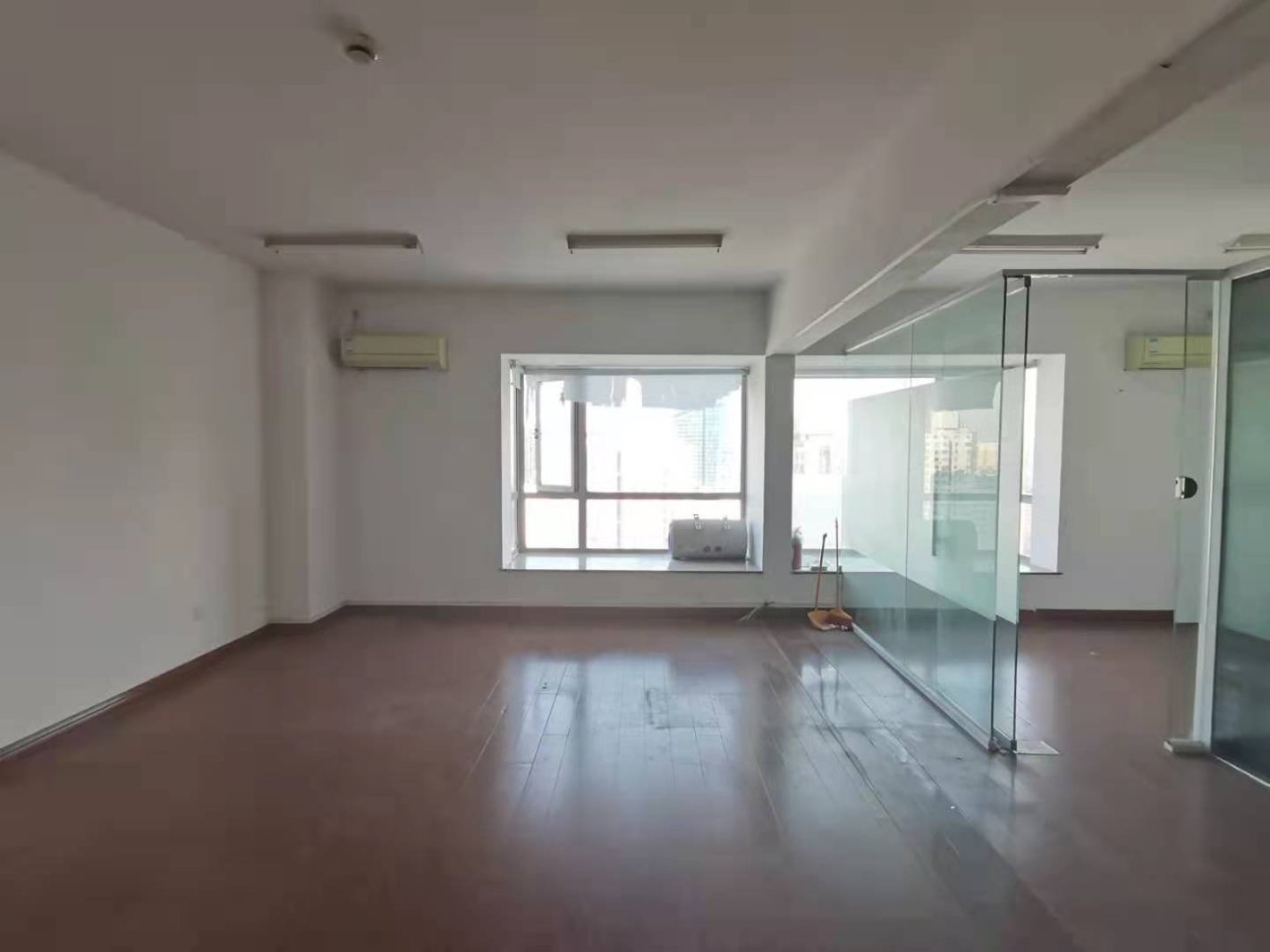 徐汇商务大厦45平米办公室出租_4.00元/m²/天