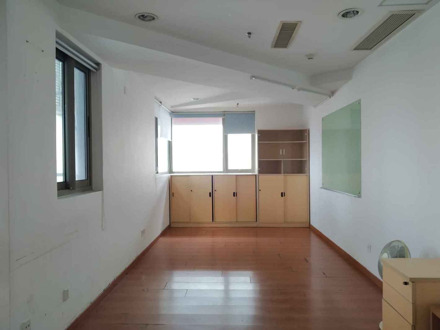 伸大厦78平米办公室出租_3.80元/m²/天