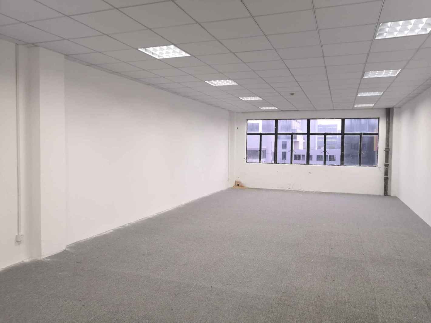 118空间创业园350平米办公室出租_2.00元/m²/天