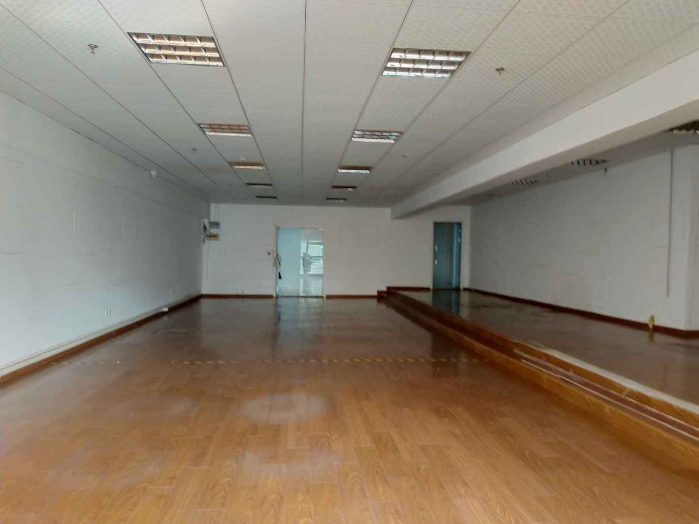 越界·航天大厦390平米办公室出租_3.30元/m²/天