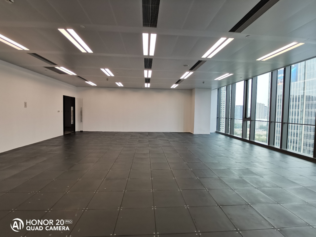 111源深大厦2300平米办公室出租_7.60元/m²/天