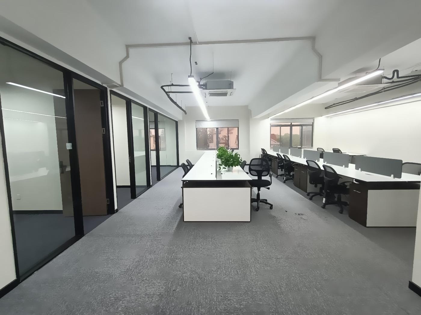 新颐创客园215平米办公室出租_2.20元/m²/天