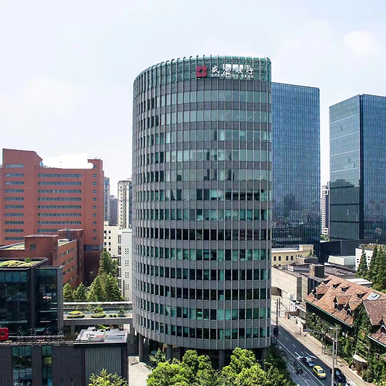 上海古北国际财富中心写字楼是哪个物业公司，物业费怎么收？